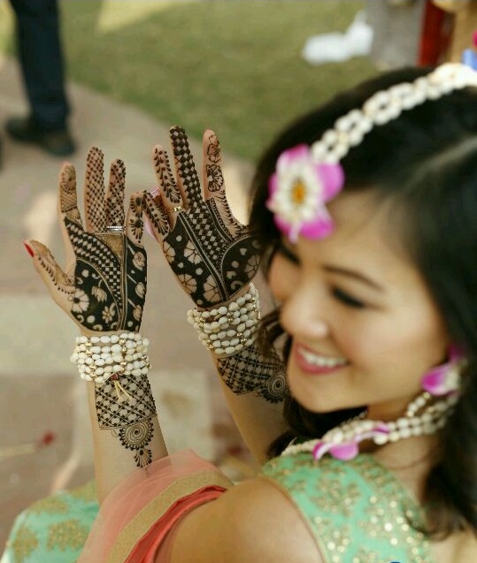 mehendi-designs-ideas-bride-makeup-bridal-indian-weddings.jpeg