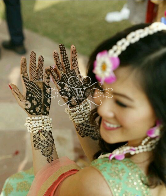 mehendi-designs-ideas-bride-makeup-bridal-indian-weddings-1.jpg