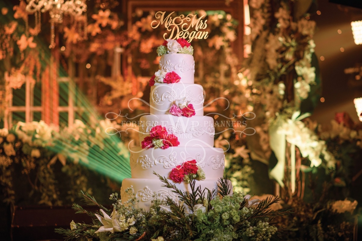 indian-destination-weddings-reception-cakes-ideas-decorations-best-organizers.jpg
